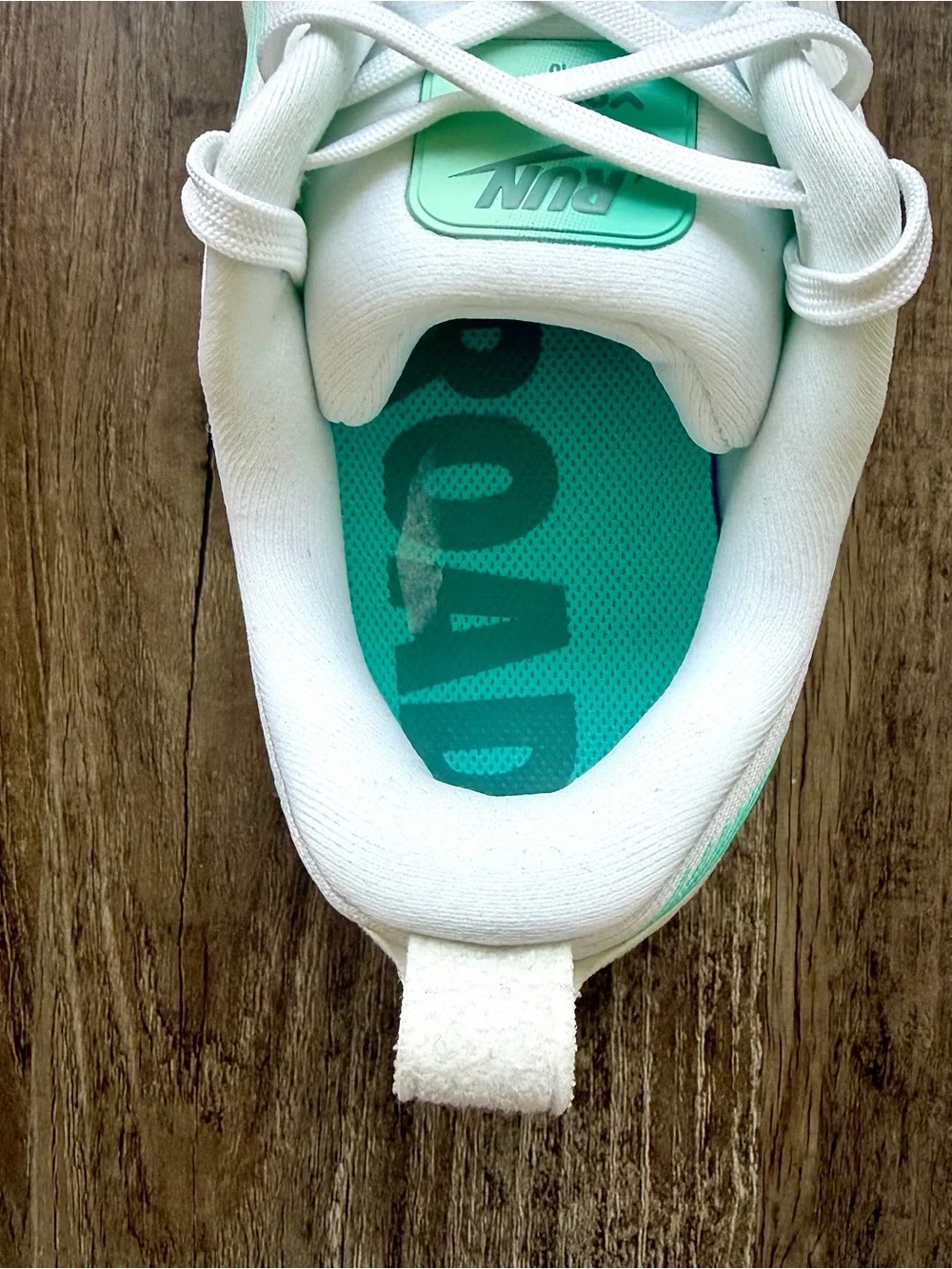 NEW Nike Vomero 18 White Cannon Bleached Turq HM6804-106 Women’s Size 8.5